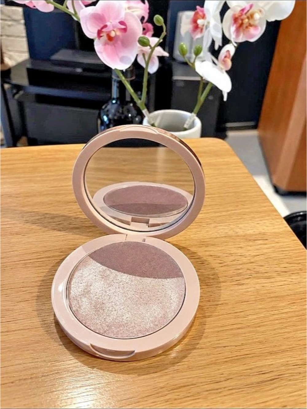 Gucci Glow Multi-Use Illuminating Gel-Powder Highlighter Pink Rose Bronze